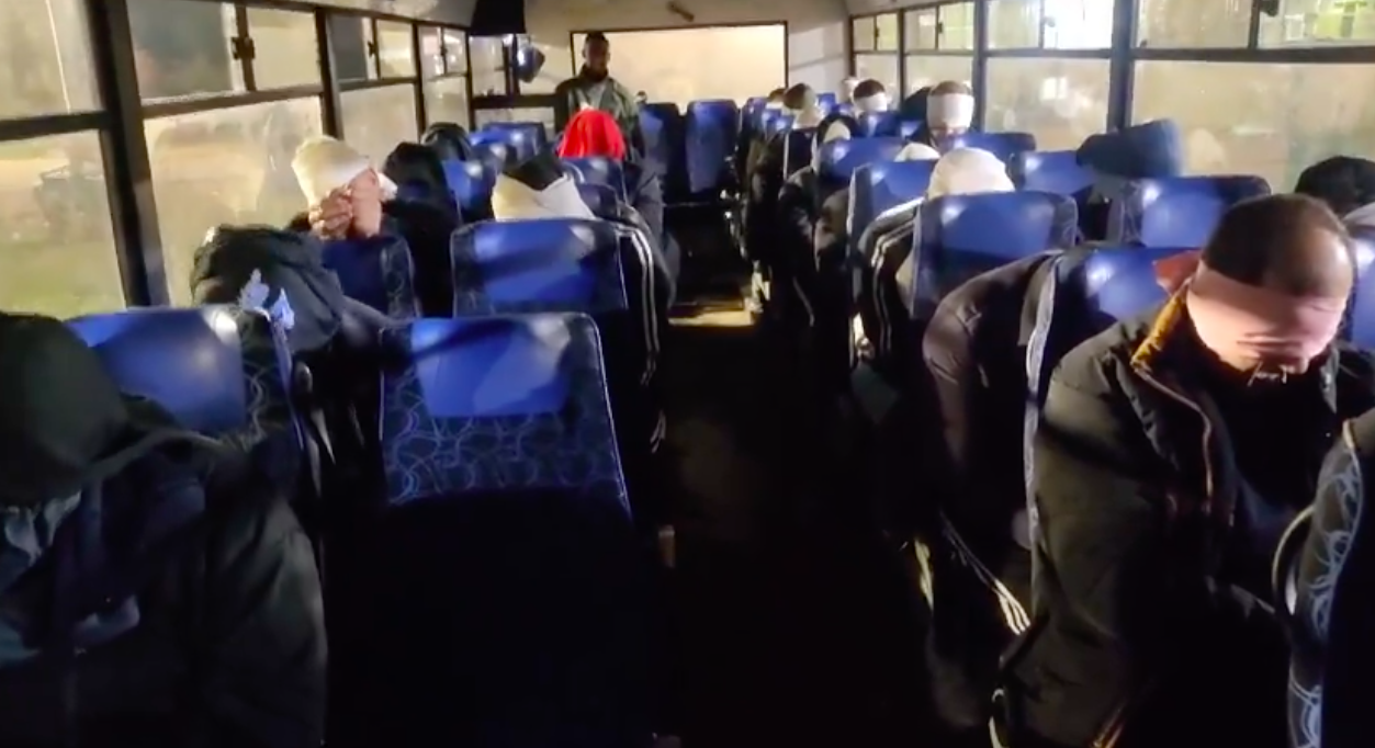 Israeli soldier forces bus full of detained Palestinians to pledge as slaves
